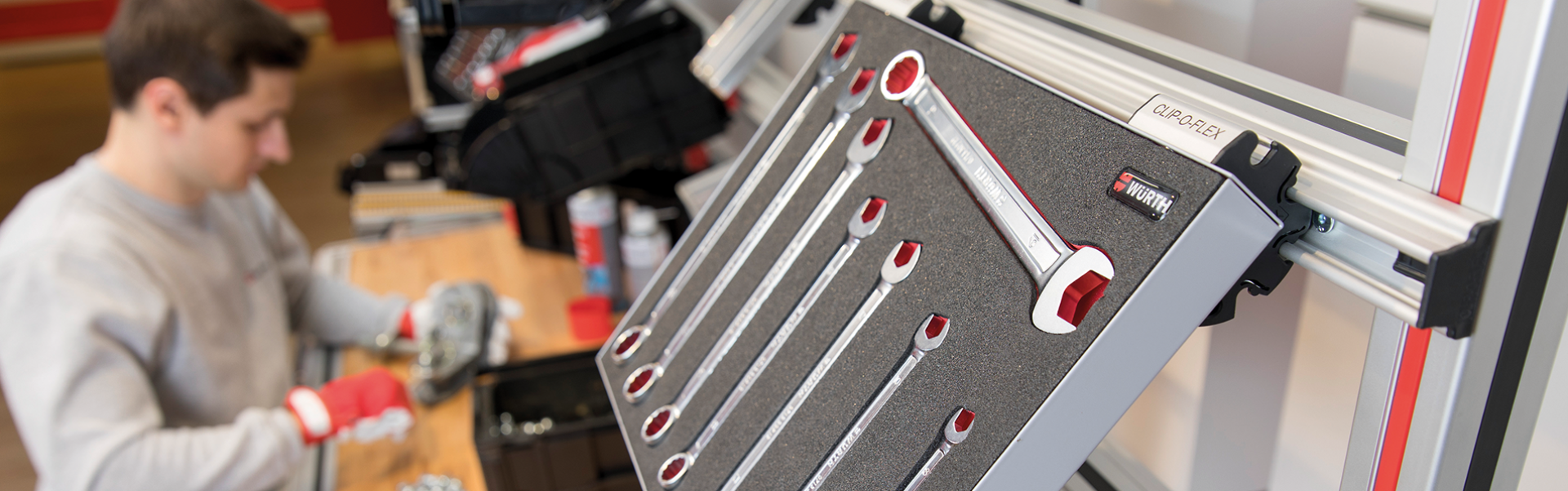 Suspension system CLIP-O-FLEX®. Everything within easy reach in the workplace.